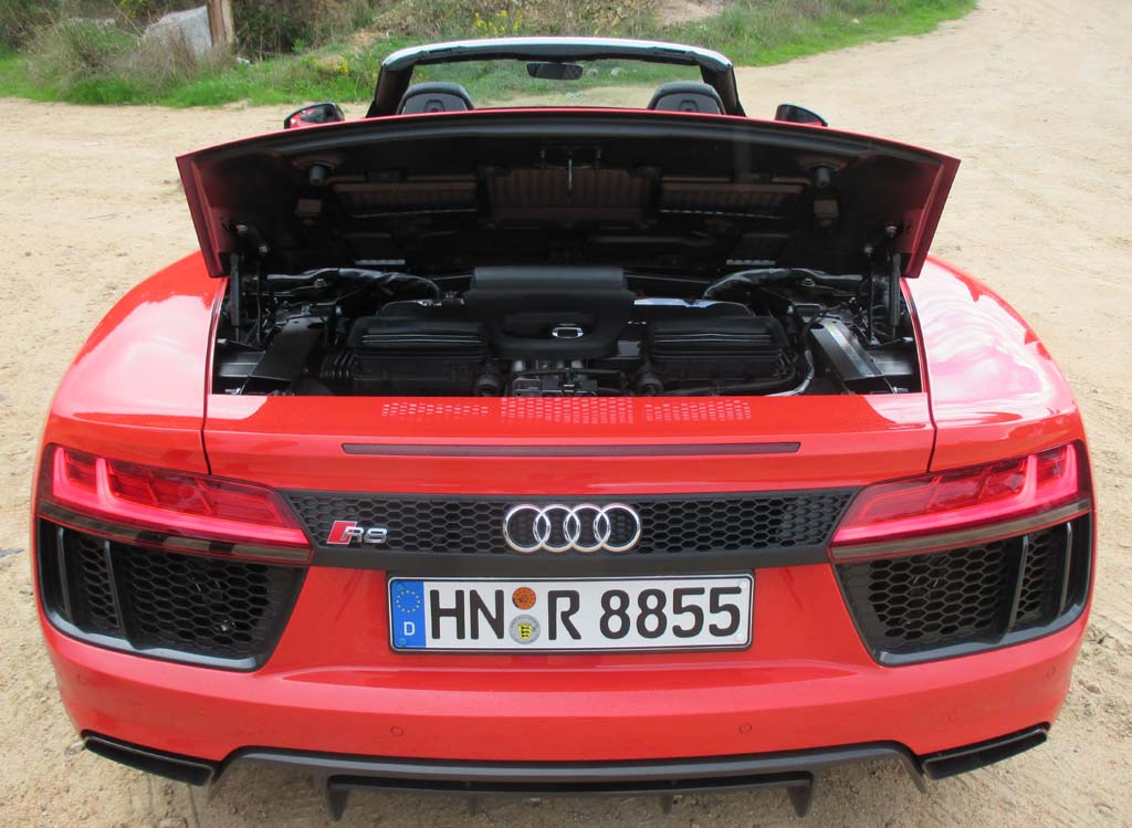 Audi R8 Spyder: Blick von hinten auf den Mittelmotor.