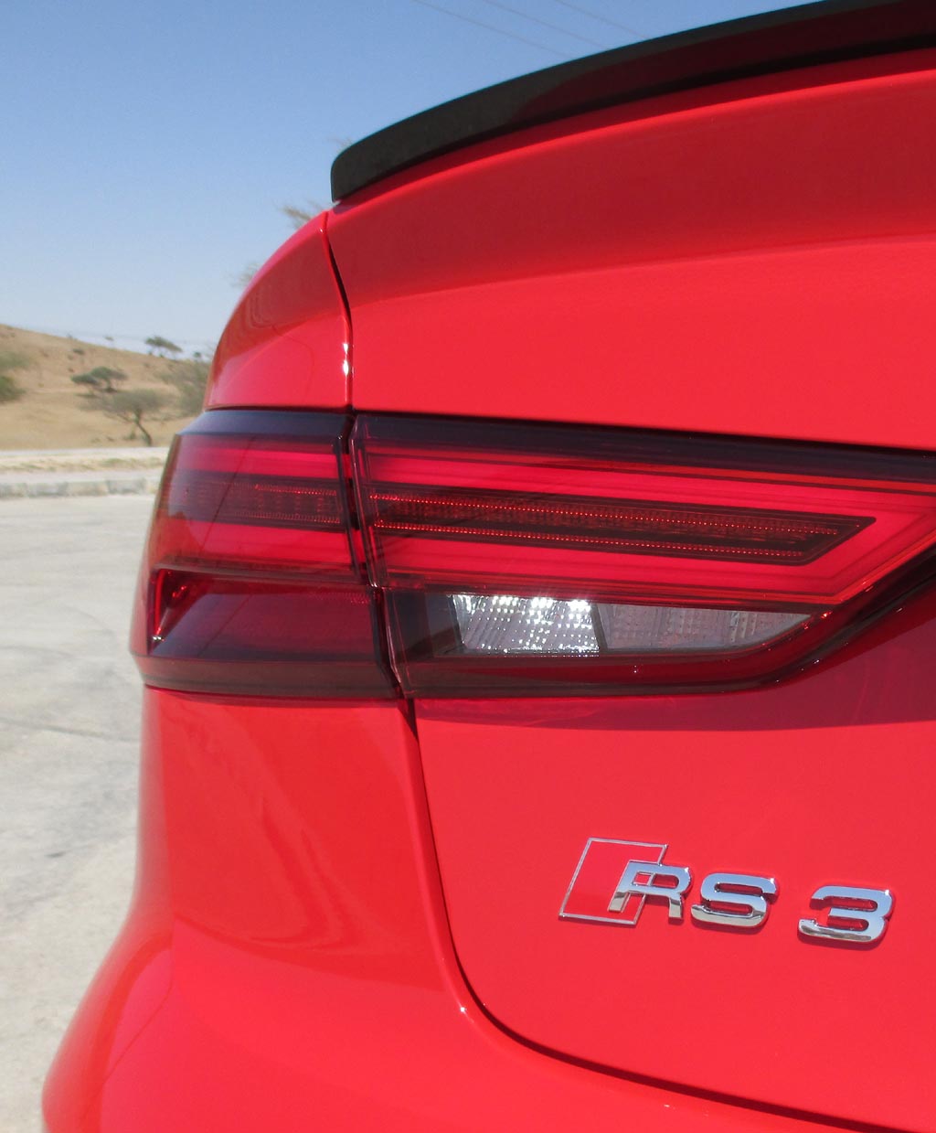 Audi RS3: Moderne Leuchteinheit hinten mit Modellkennung.