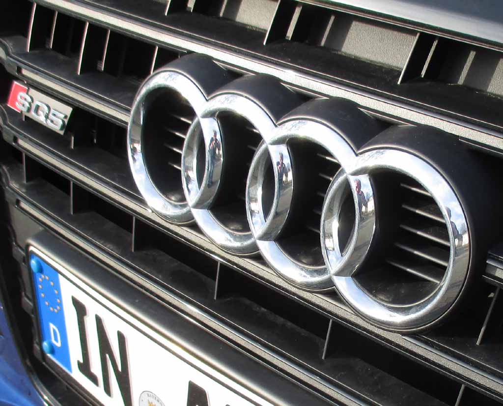 Audi SQ5: Die vier Markenringe sitzen vorn im Kühlergrill.