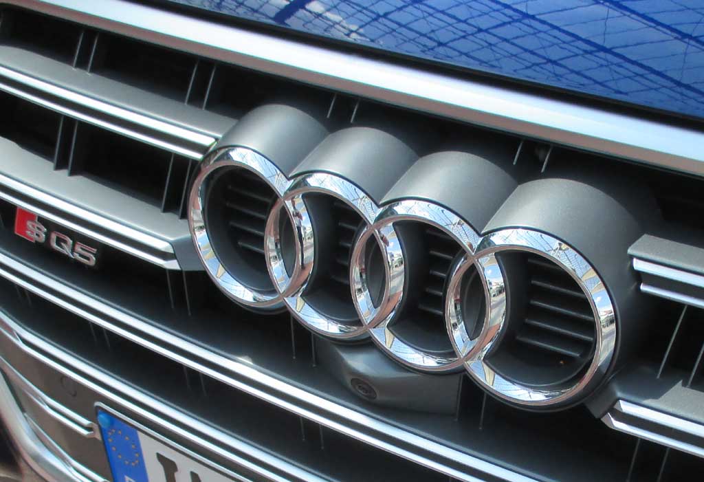 Audi SQ5: Die vier Markenringe sitzen vorn im Kühlergrill.