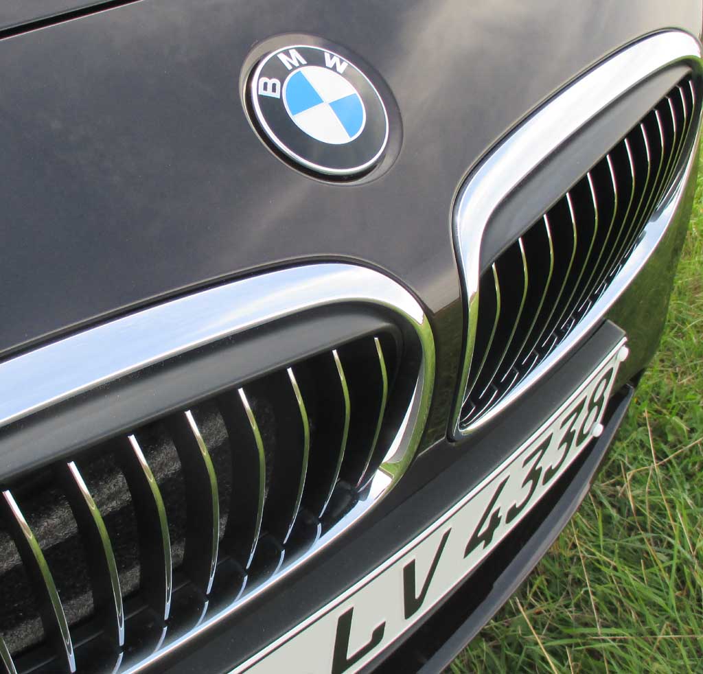BMW 2er Active Tourer: Das Markenlogo sitzt vorn über der Doppelniere.