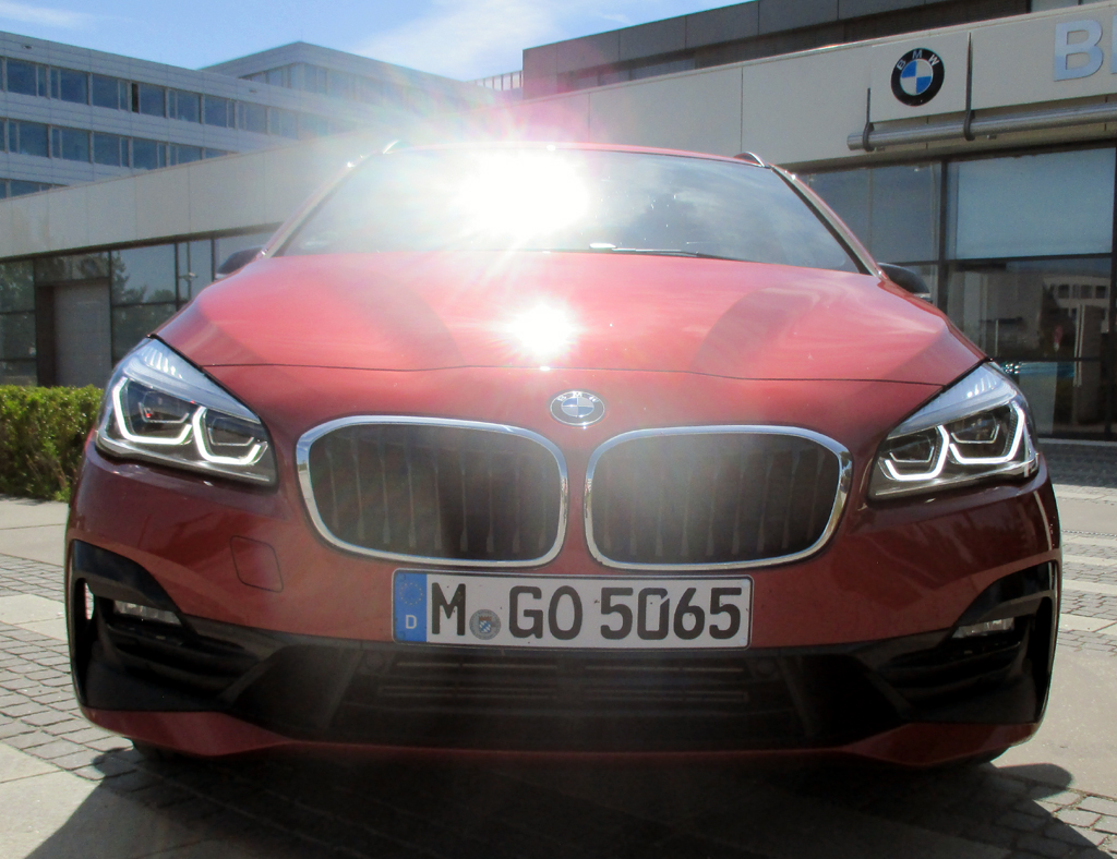 BMW 2er Active Tourer: Das Markenlogo sitzt vorn über der Doppelniere.