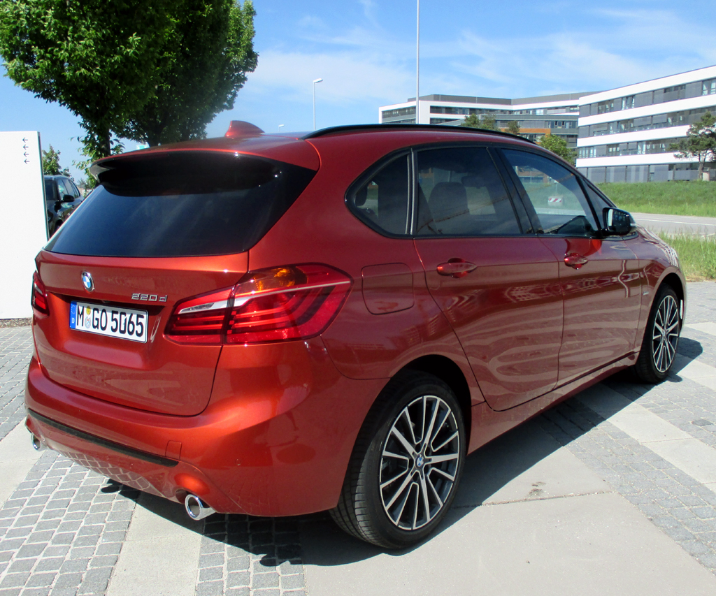 BMW 2er Active Tourer: Heck-/Seitenansicht.