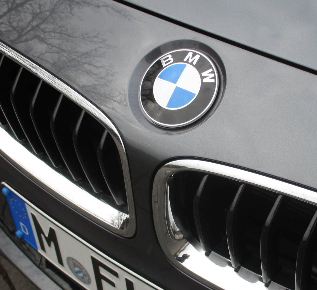 BMW 320d: Das Markenlogo sitzt vorn über der Doppelniere.