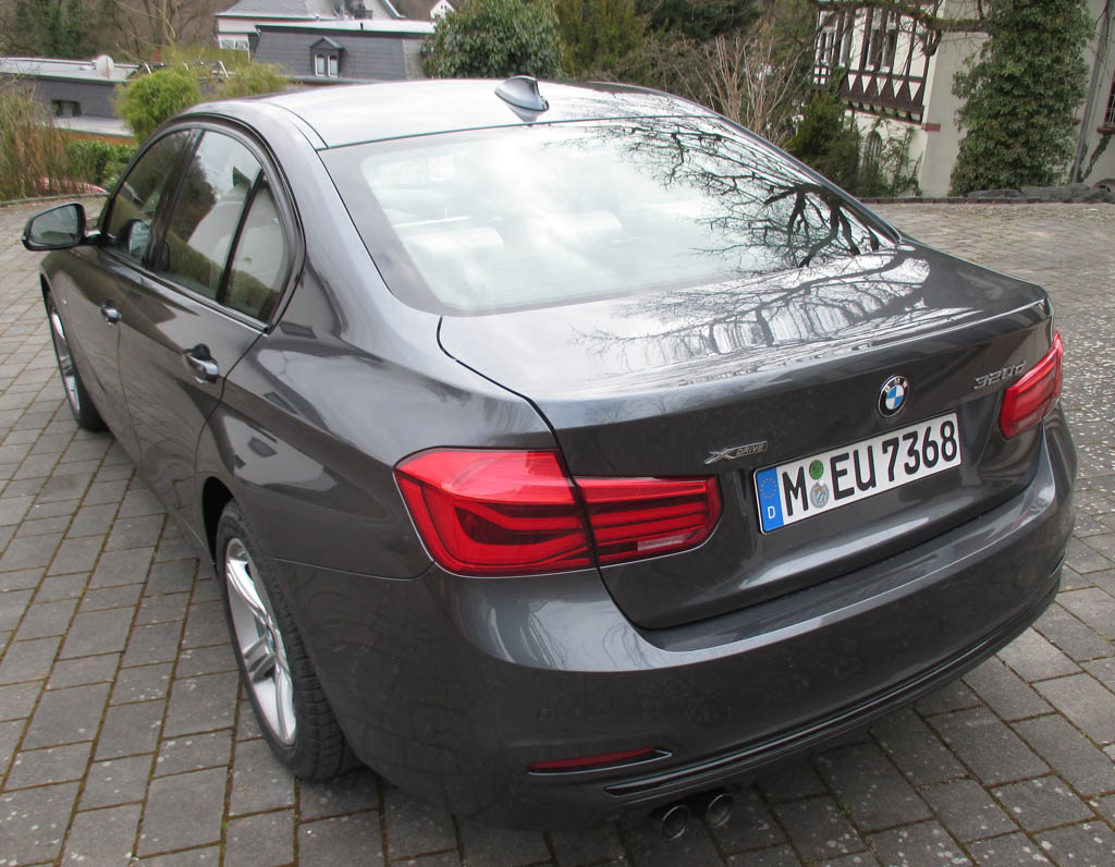 BMW 320d: Heck-/Seitenansicht.