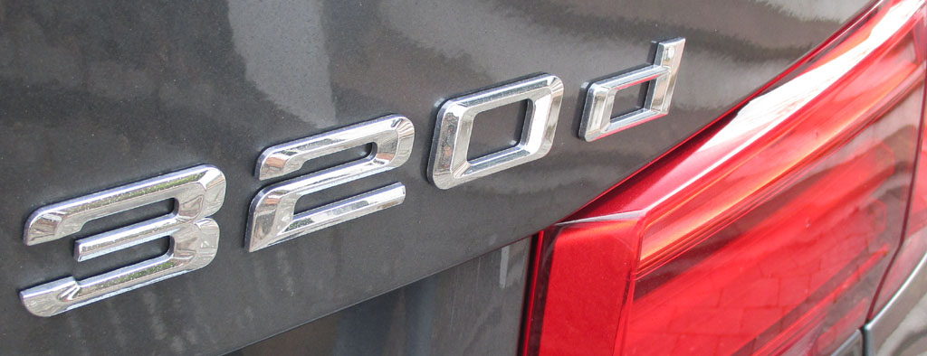 BMW 320d: Moderne Leuchteinheit hinten mit Modellkennung.