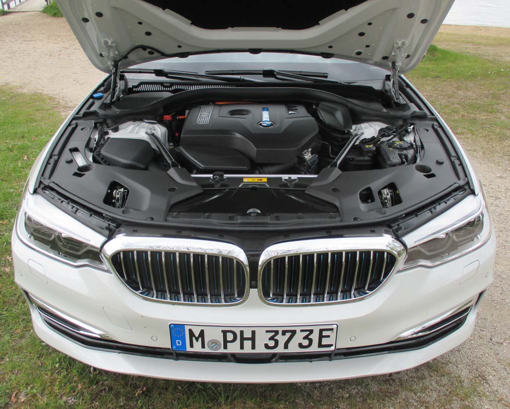 BMW 530e iPerformance: Blick unter die Haube auf den Vierzylinder-Twinturbobenziner.