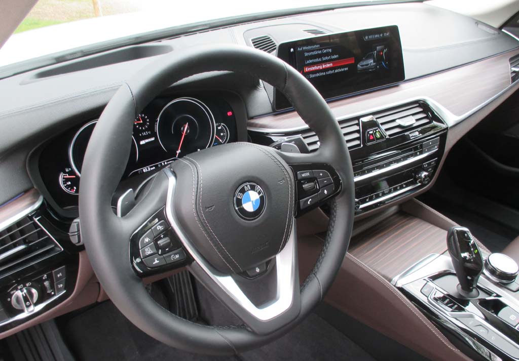 BMW 530e iPerformance: Im Cockpit gibt es eine spezifische Instrumentenkombination.