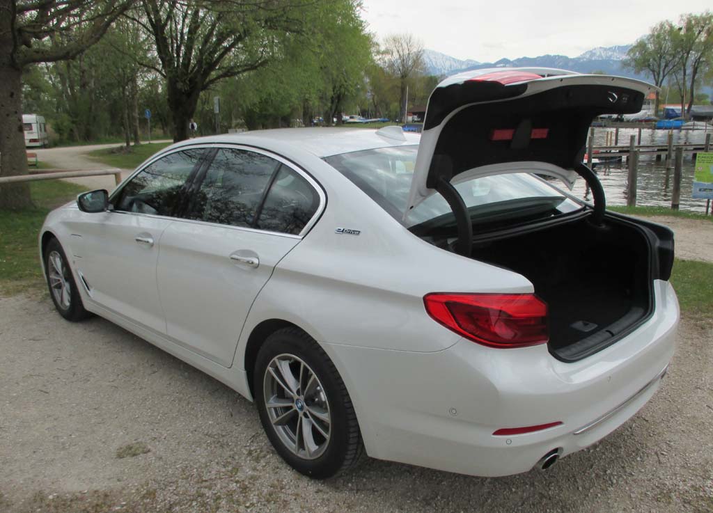 BMW 530e iPerformance: Das Gepäckabteil fasst statt 530 hier nur 410 Liter.