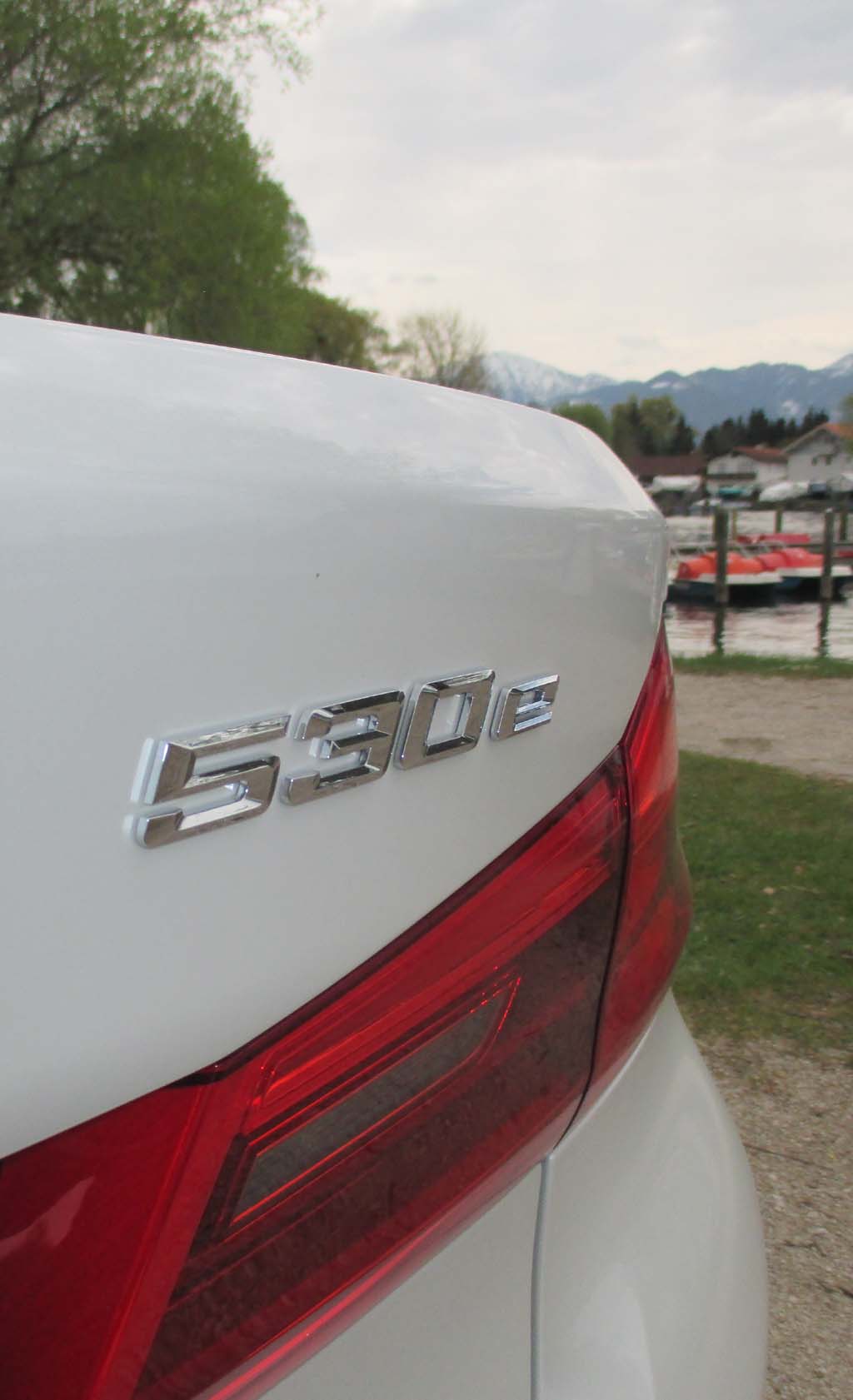 BMW 530e iPerformance: Moderne Leuchteinheit hinten mit Modellkennung.