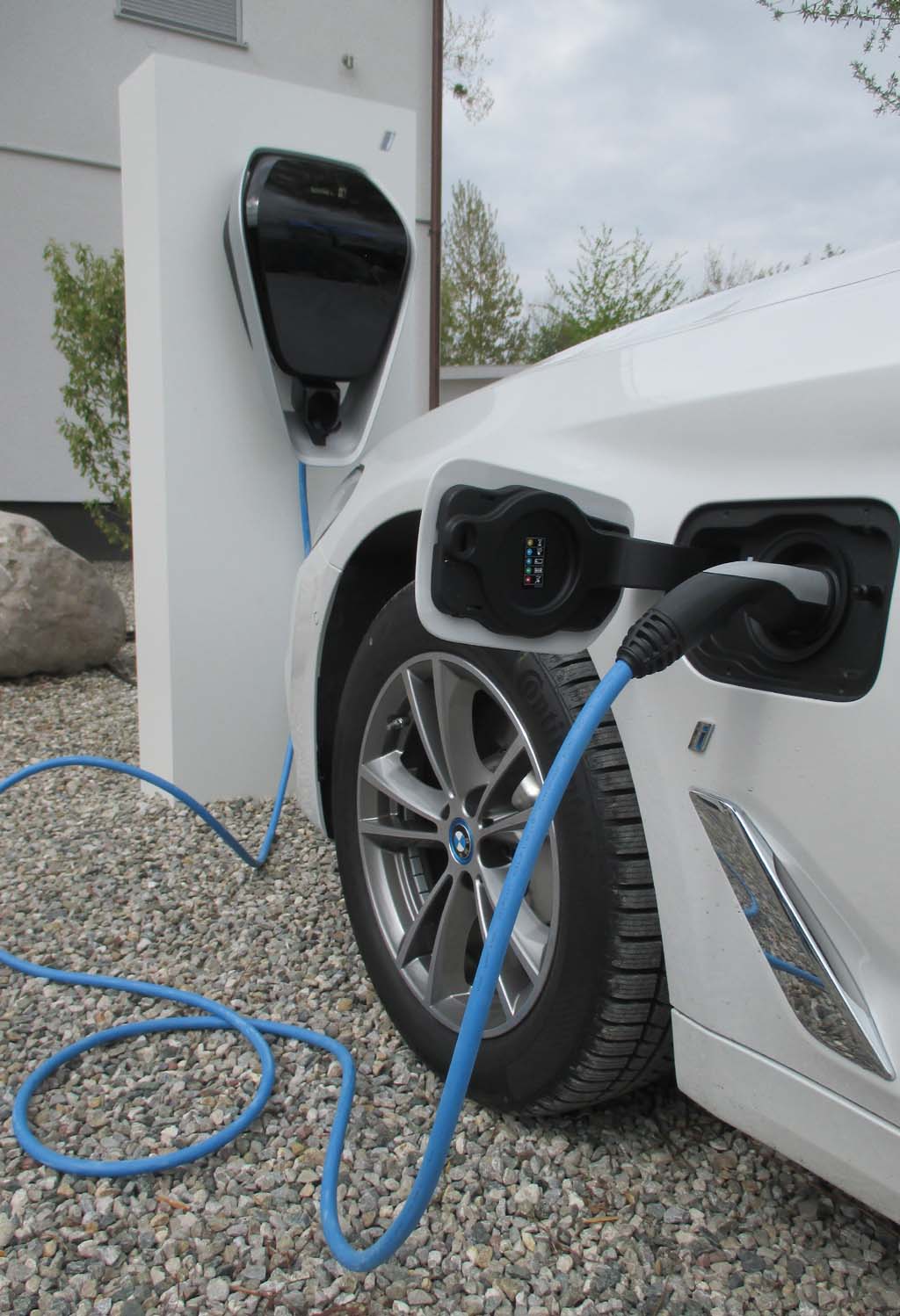 BMW 530e iPerformance: So wird der Wagen mit Kabel geladen und …