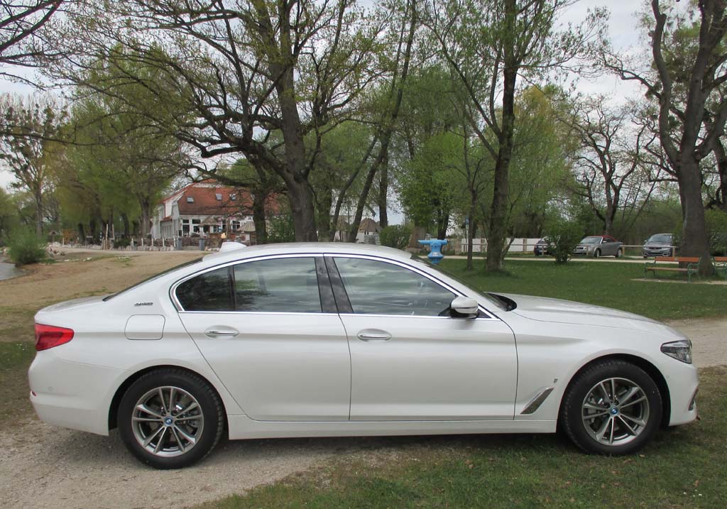 BMW 530e iPerformance: So sieht die elektrifizierte Businesslimousine von der Seite aus. 