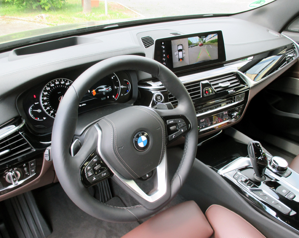 BMW 6er GT: Im gewohnt sportlich-funktionellen Cockpit geht es recht übersichtlich zu.