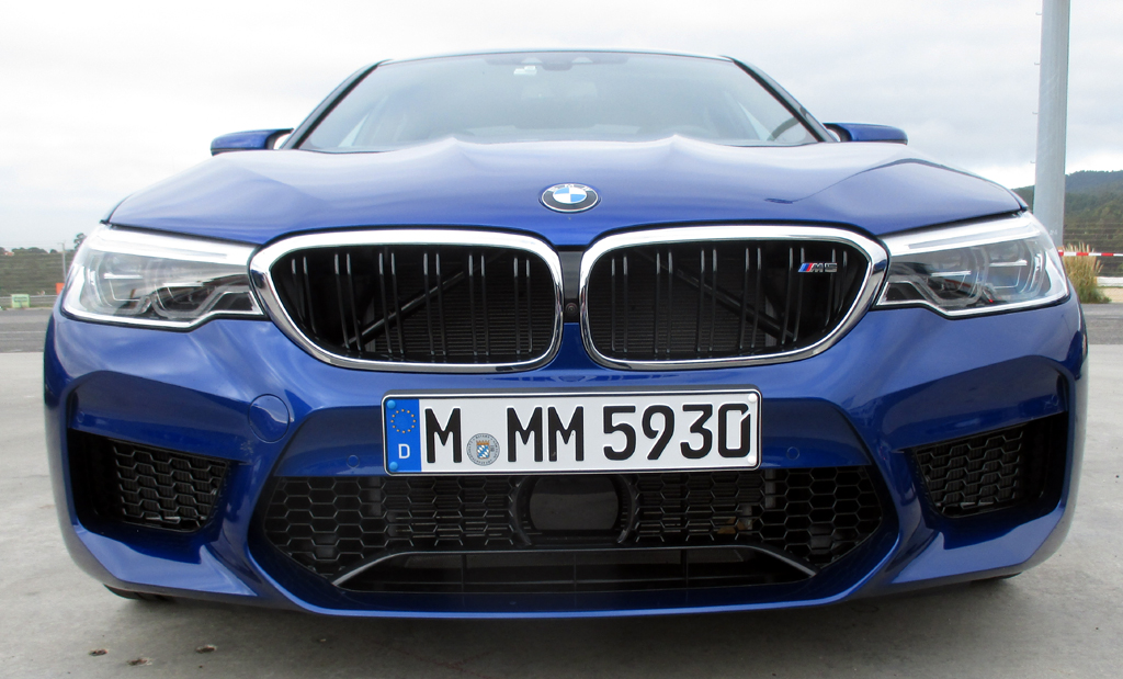 BMW M5: Blick auf die bullige Frontpartie.