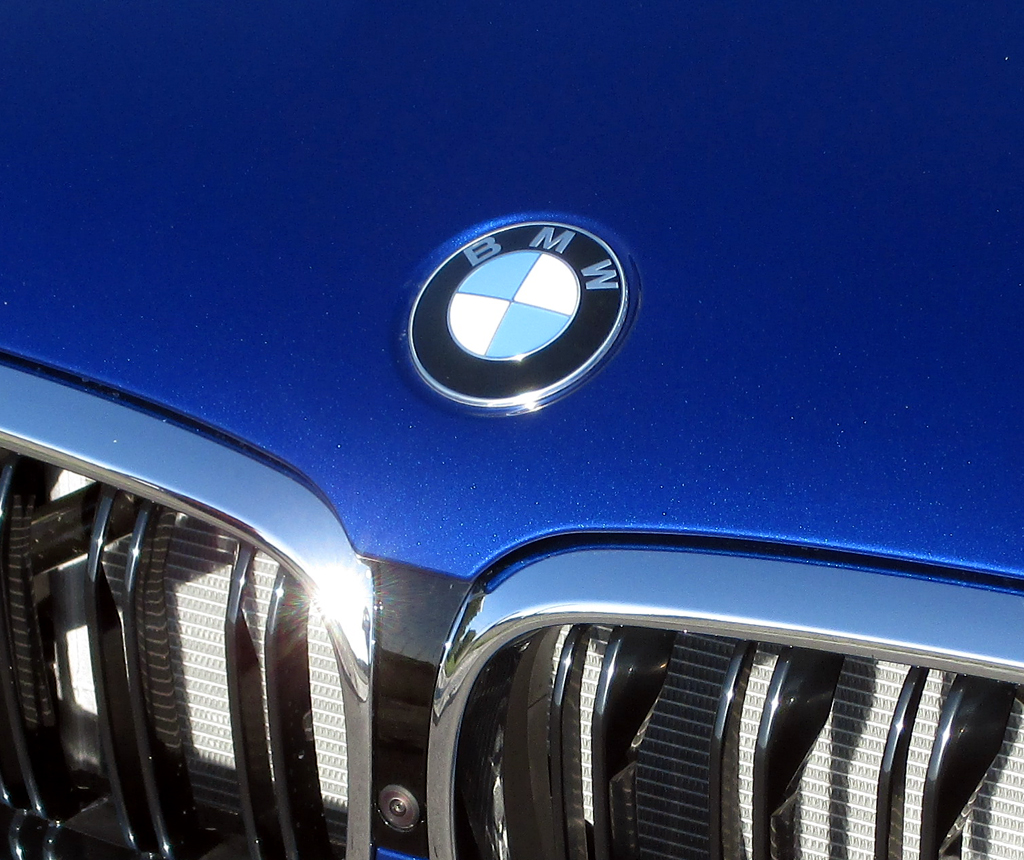 BMW M5: Das Markenlogo sitzt vorn über der Doppelniere.