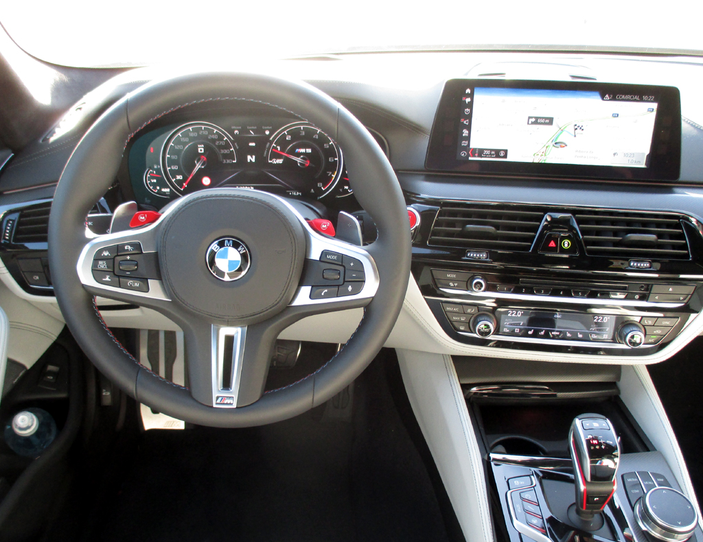 BMW M5: Im Cockpit geht es gewohnt sportlich-funktionell zu.