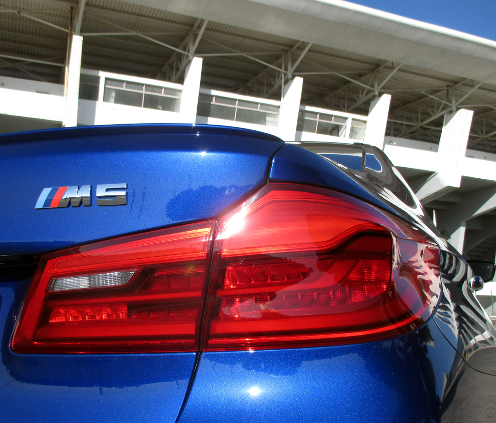 BMW M5: Moderne Leuchteinheit hinten mit Modellkennung