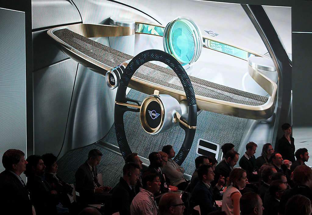 Im puristischen Cockpit des Mini Vision Next 100 geht es weitgehend digital zu.  