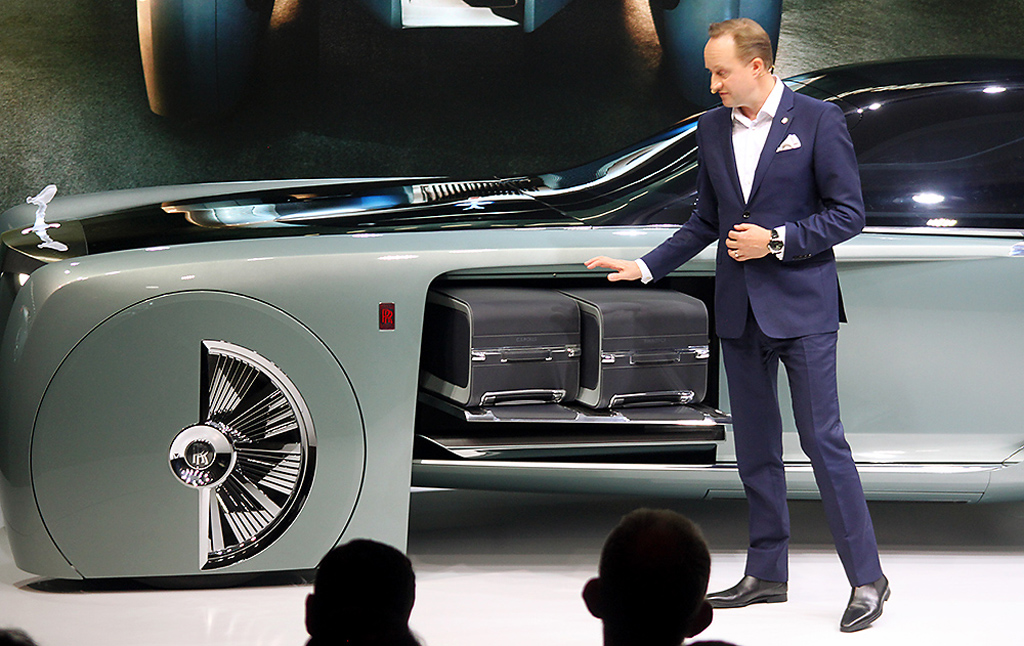 Designdirektor Giles Taylor stellt in London den Rolls-Royce Vision Next 100 vor.