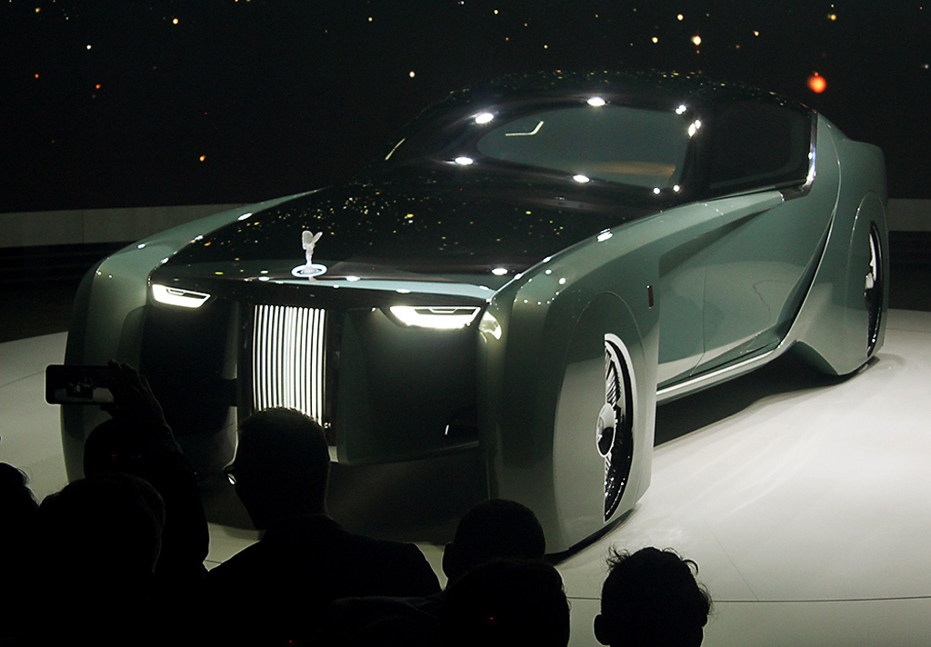 Immerhin ist das Markensymbol vorn beim Rolls-Royce Vision Next 100 noch geblieben.