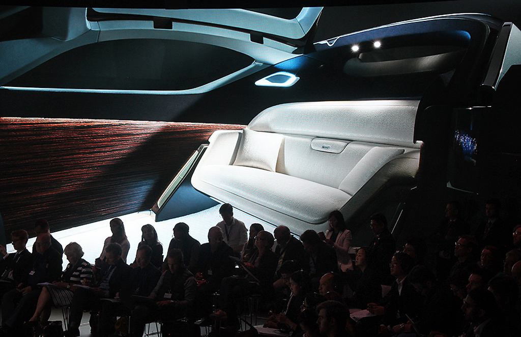 Überdimensionaler Blick in den hinteren Bereich des Rolls-Royce Vision Next 100.