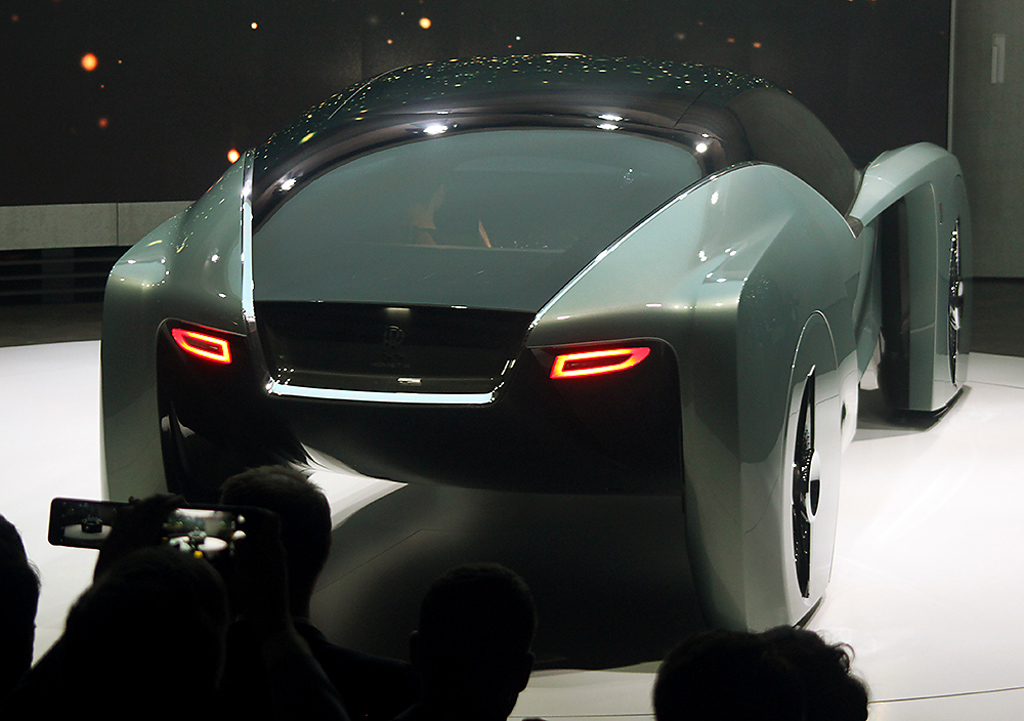 Und so sieht die Heckpartie des luxuriösen Rolls-Royce Vision Next 100 aus.