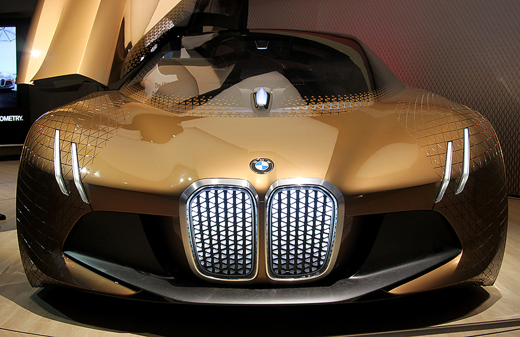 Die Front weist deutlich auf die Markenzugehörigkeit des BMW Vision Next 100 hin.