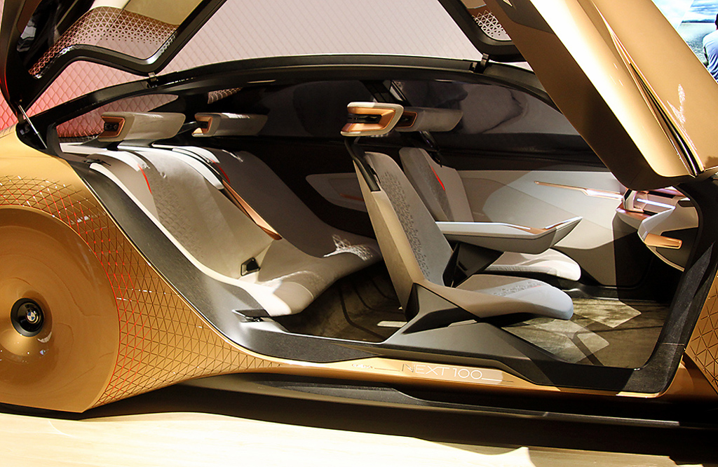Blick in den Innenraum des Zukunftsautos BMW Vision Next 100.