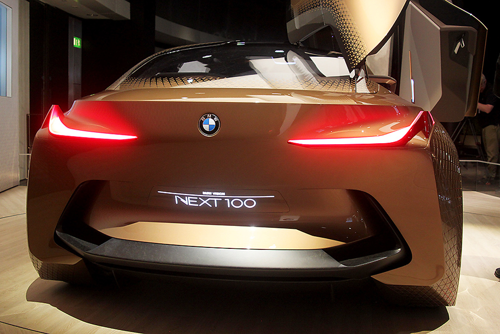 Und so sieht die Heckpartie der Studie BMW Vision Next 100 aus.