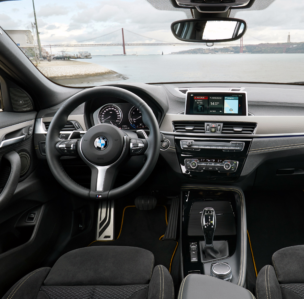 BMW X2: Im gewohnt sportlich-funktionellen Cockpit geht es übersichtlich zu. 