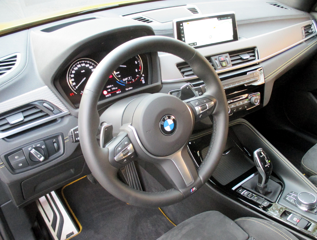 BMW X2: BlicBMW X2: Im gewohnt sportlich-funktionellen Cockpit geht es recht übersichtlich zu.