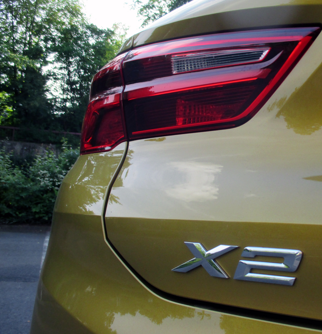 BMW X2: Moderne Leuchteinheit hinten mit Modellkennung.