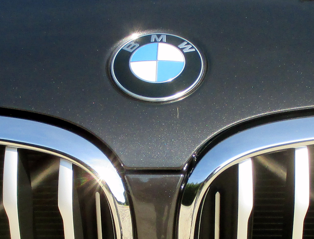 BMW X4: Das Markenlogo sitzt vorn über der Doppelniere.