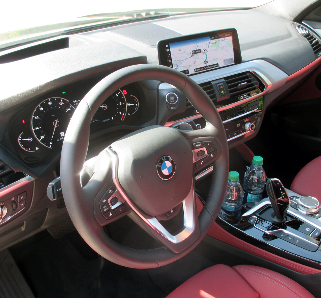BMW X4: Im recht übersichtlichen Cockpit geht es gewohnt sportlich-funktionell zu.