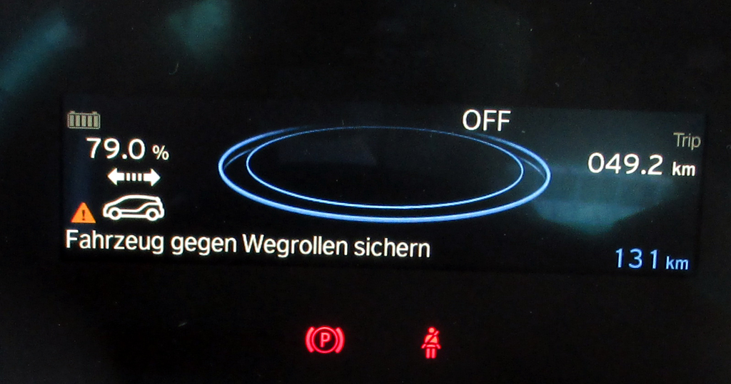 BMW i3s: Blick auf das Kontrolldisplay hinter dem Lenkrad.