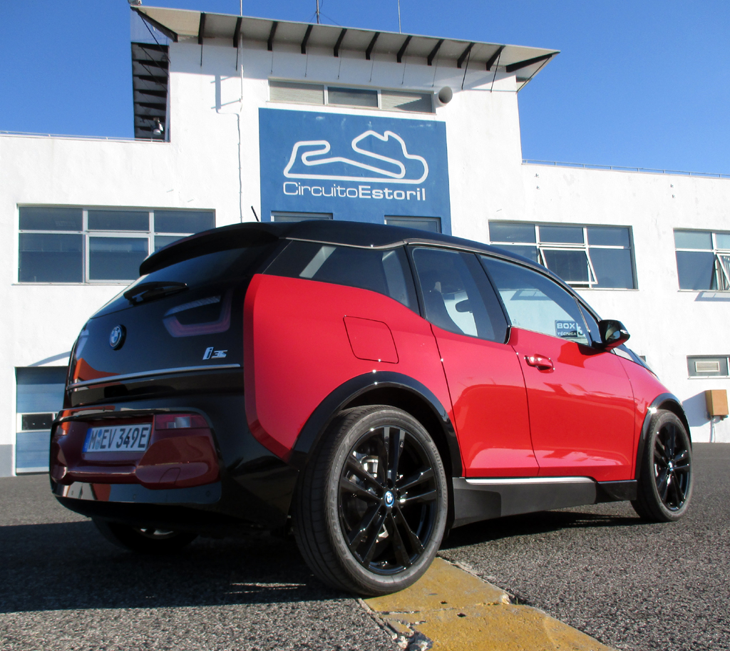 BMW i3s: Heck-/Seitenansicht.