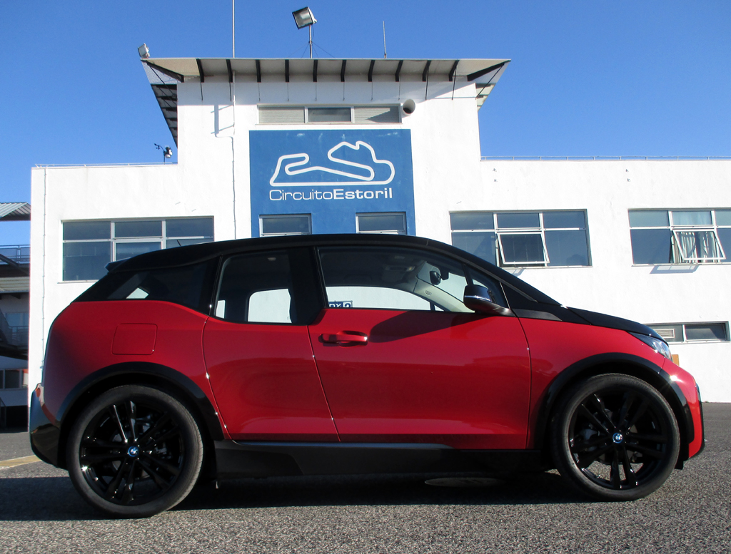 BMW i3s: So sieht der Kompaktstromer mit den gegenläufigen Türen von der Seite aus.