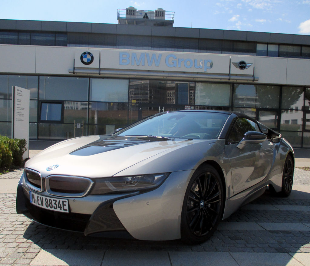 BMW i8 Roadster: So fährt der Flügeltürer mit geschlossenem Verdeck vor. Fotos: Koch 