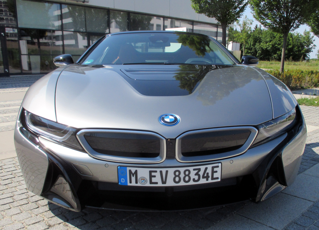 BMW i8 Roadster: Blick auf die Frontpartie.