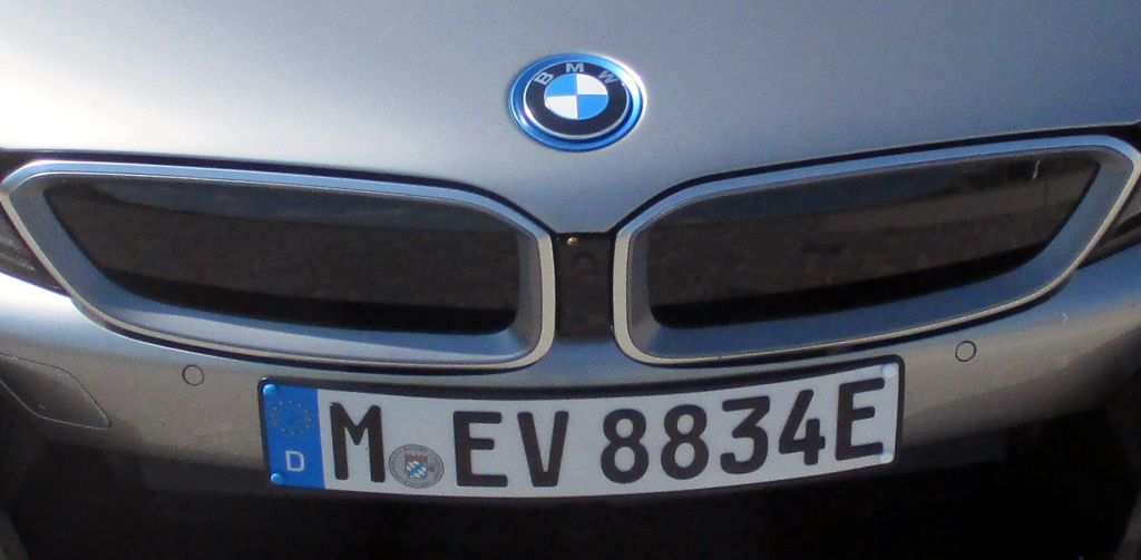 BMW i8 Roadster: Blick auf das Markenlogo vorn.