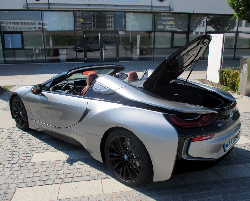 BMW i8 Roadster: Heck-/Seitenansicht mit geöffneter Kofferraumklappe.