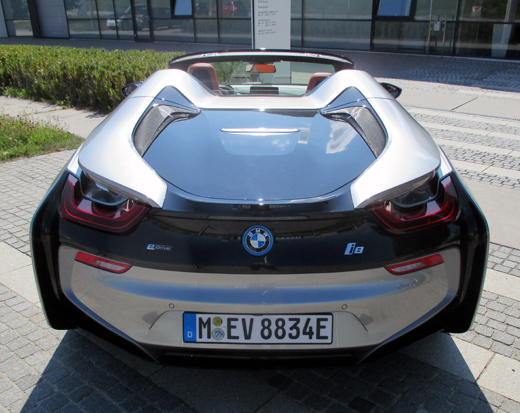 BMW i8 Roadster: Blick auf die Heckpartie. 