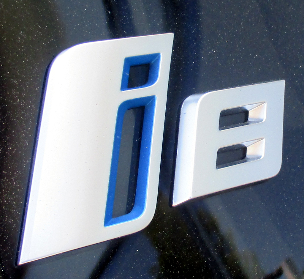 BMW i8 Roadster: Modellkennung am Heck.