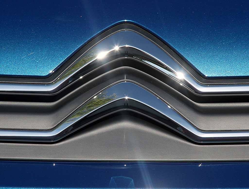 Citroën Berlingo: Der Doppelwinkel sitzt vorn über dem Kühlergrill.