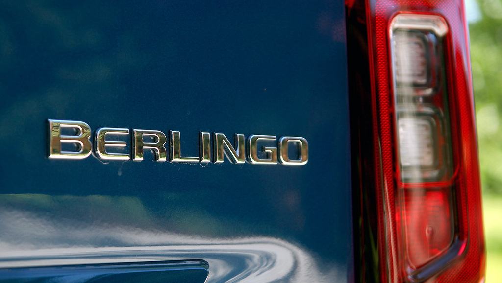 Citroën Berlingo: Moderne vertikale Leuchteinheit hinten mit Modellschriftzug.