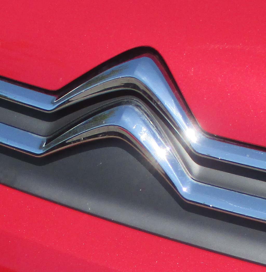 Citroën C3: Der Doppelwinkel sitzt vorn über dem Kühlergrill.