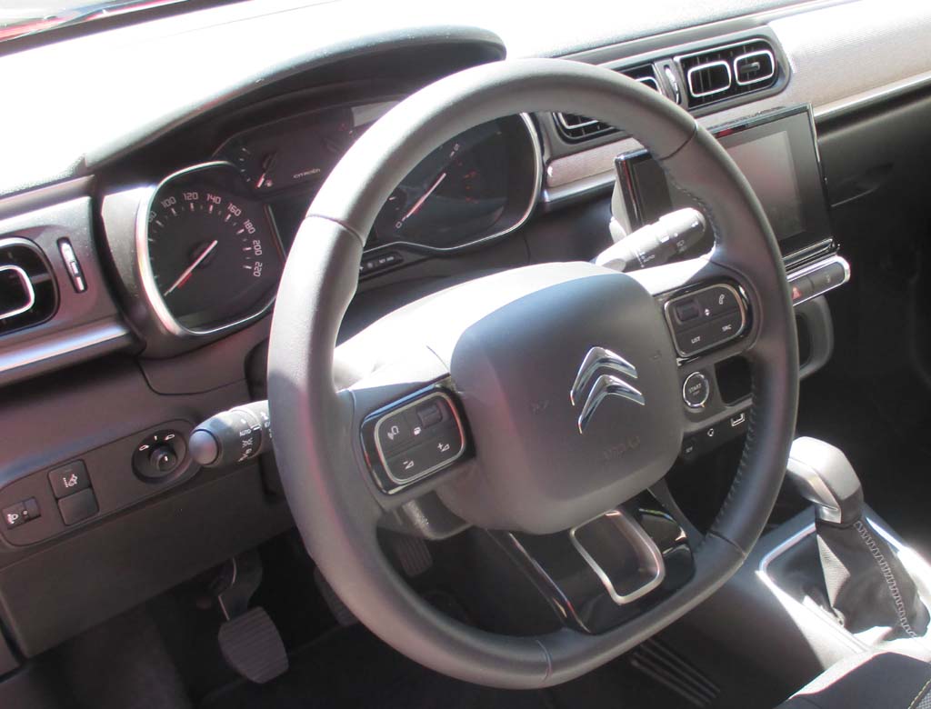 Citroën C3: Blick ins recht übersichtlich gestatete Cockpit.