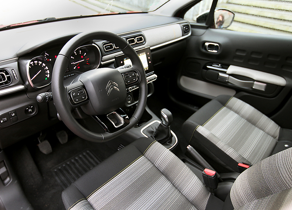 Citroën C3: Blick ins ziemlich aufgeräumt wirkende Cockpit.