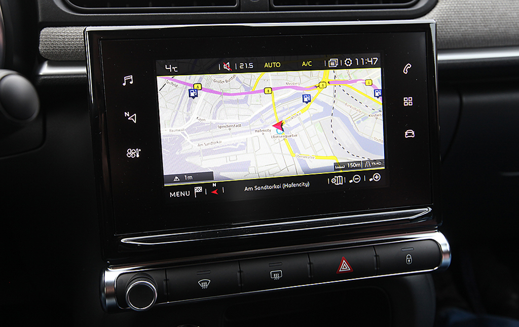 Citroën C3: Blick auf das moderne Informationsdisplay mit Navigation.