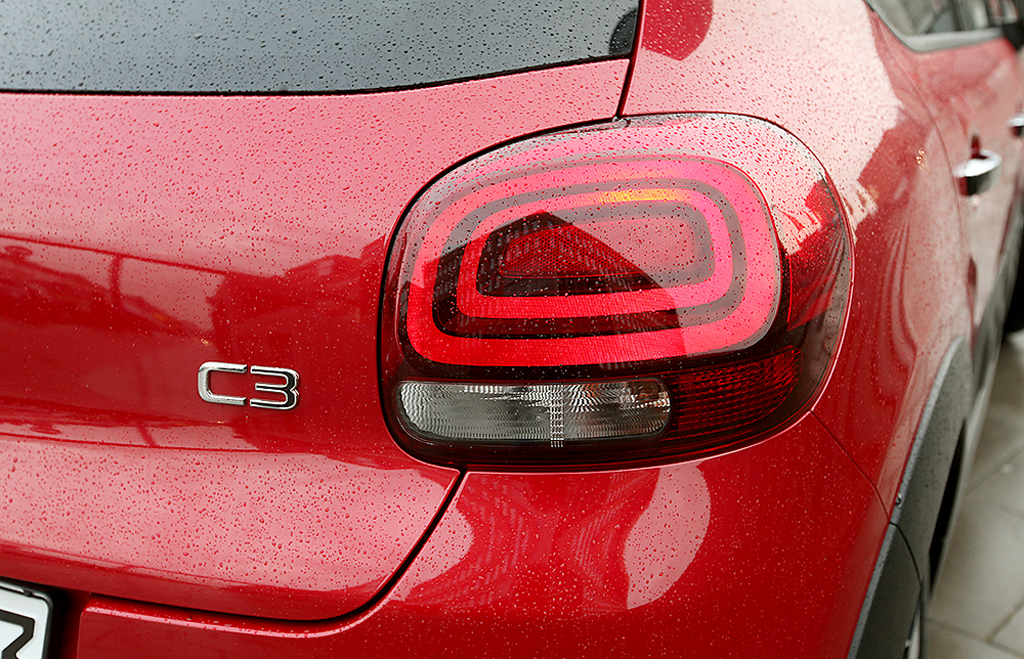 Citroën C3: Moderne Leuchteinheit hinten mit Modellkennung.